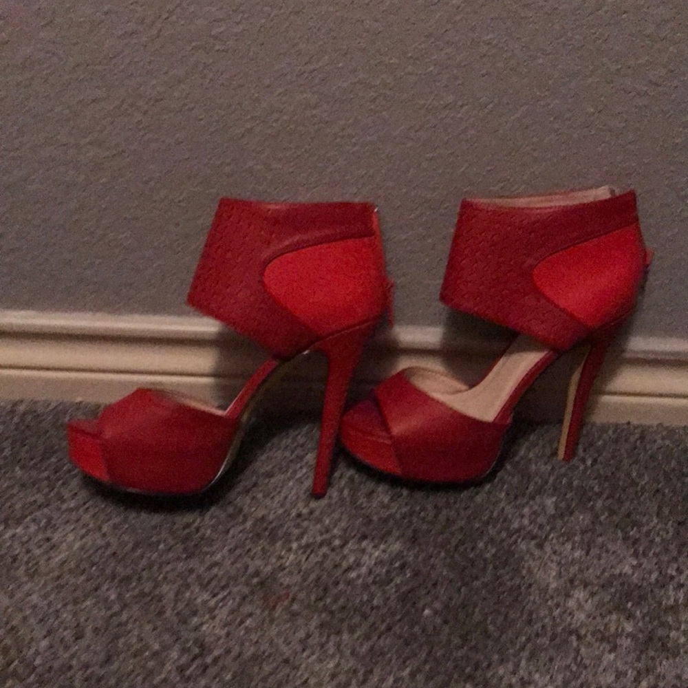 Red pumps - Picture 3 of 6